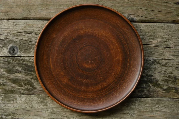 Άδειο Πήλινο Πιάτο Παλιό Ξύλινο Τραπέζι Πάνω Άποψη Επίπεδη Lay — Φωτογραφία Αρχείου