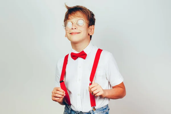 Chlapec Brýlemi Spokojeným Úsměvem Drží Svých Červených Podvazků — Stock fotografie