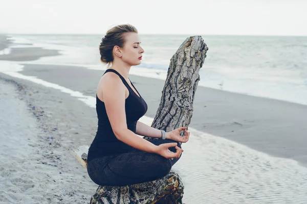 Menina Está Fazendo Meditação Posição Lótus Sentada Obstáculo Praia Lago — Fotografia de Stock
