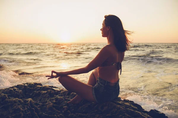 Ein Mädchen Meditiert Lotusposition Auf Einem Stein Meer Oder Ozean — Stockfoto