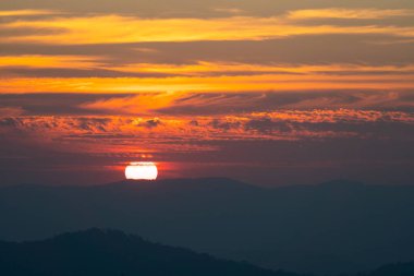 Parlak bir günde gün batımının güzel manzarası.