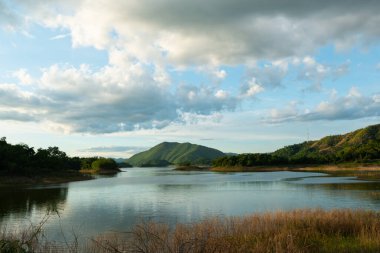 Tayland ulusal parkındaki dağlardaki rezervuarın manzara görüntüsü