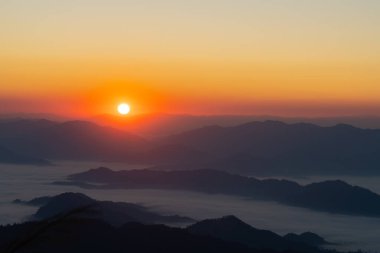Chiangrai, Tayland 'da Phu Chi Fa' da gün doğumunun güzel manzarası
