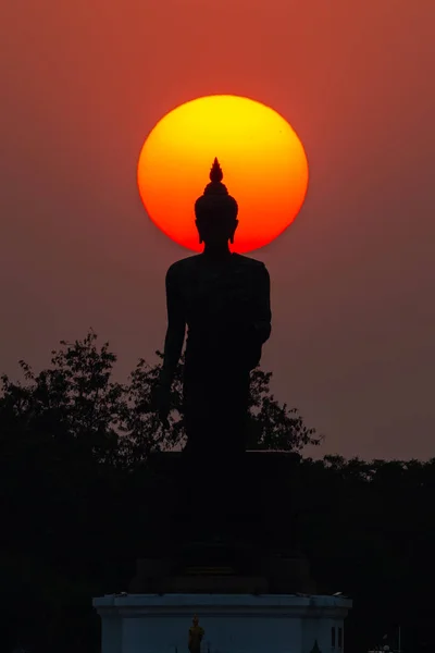 Hlava Sochy Buddhy Obklopená Sluncem Při Západu Slunce Budda Monthon — Stock fotografie