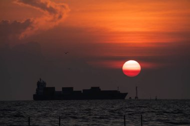 Kargo gemisi gün batımında denize açılacak.