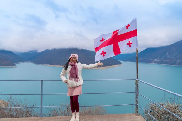 Ευτυχισμένη Ασιάτισσα Τουρίστρια Θέτει Κατά Γεωργιανή Σημαία Φόντο Της Δεξαμενής — Φωτογραφία Αρχείου