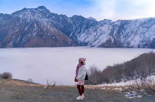 Mulher Turista Feliz Com Paisagens Fantásticas Das Montanhas Cáucaso Mar — Fotografia de Stock