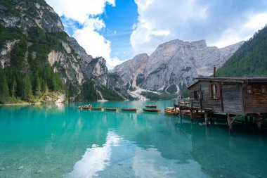 Dolomite dağlarındaki Lago di Braies manzarası. Arkaplanda Seekofel montu, İtalyan Alpleri, Doğa Parkı Fanes-Sennes-Prags, Dolomite, İtalya, Avrupa.