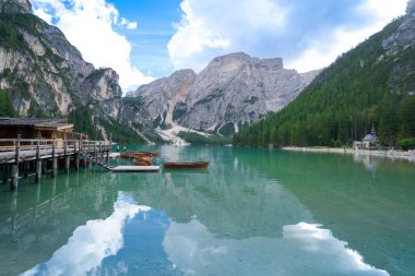 Dolomite dağlarındaki Lago di Braies manzarası. Arkaplanda Seekofel montu, İtalyan Alpleri, Doğa Parkı Fanes-Sennes-Prags, Dolomite, İtalya, Avrupa.