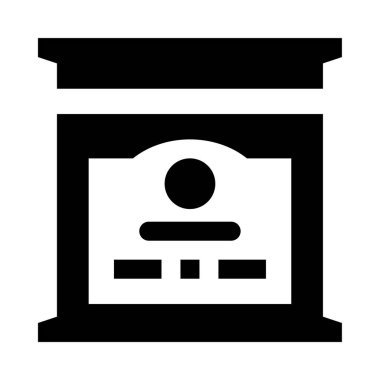 Çerçevedeki bir kişinin siyah beyaz resmi