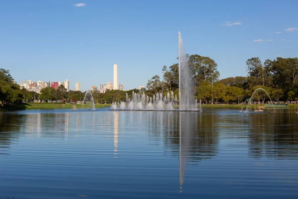 观的伊公园喷泉和方尖碑在背景中 圣保罗 — 图库照片