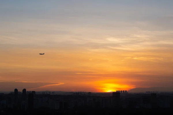 Avião Prepara Para Pousar São Paulo Durante Pôr Sol Verão — Fotografia de Stock