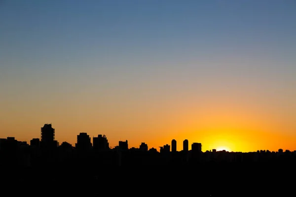 夏季日落时圣保罗市的天际线 — 图库照片