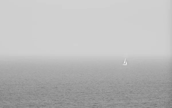 Velero Navegando Mar Tranquilo Con Viento Niebla — Foto de Stock