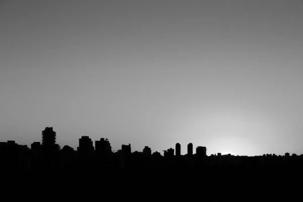 夏の日没の間のサンパウロ市のスカイライン黒と白の写真 — ストック写真