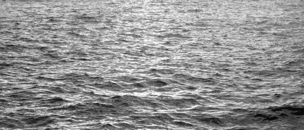 Meeresoberfläche Hintergrund Schwarz Und Weiß — Stockfoto