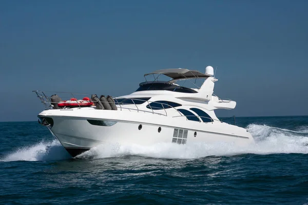 Yacht Blanc Naviguant Dans Une Mer Calme — Photo