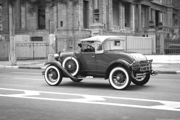 福特A型Deluxe Cabriolet 黑白合影 — 图库照片