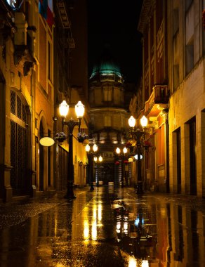 Santos, Brezilya. 07 Ekim 2023. Santos, Brezilya 'nın tarihi merkezinin gece görüşü, arka planda Bolsa do Cafe ile.