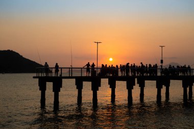 Gün batımında Santos 'taki balıkçı güvertesinin manzarası.
