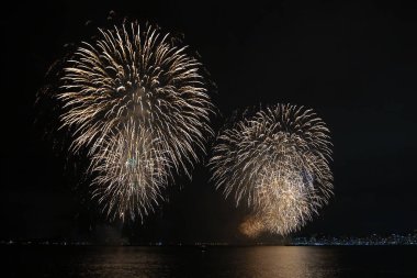 Geleneksel Yeni Yıl 2024 kutlamaları Santos, Brezilya sahillerinde. Brezilya 'nın en büyük havai fişek gösterilerinden biri..