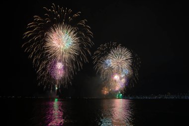 Geleneksel Yeni Yıl 2024 kutlamaları Santos, Brezilya sahillerinde. Brezilya 'nın en büyük havai fişek gösterilerinden biri..