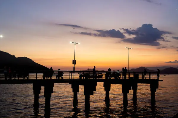 Niezidentyfikowani Turyści Podziwiający Zachód Słońca Tarasie Rybnym Santos Ponta Praia Zdjęcie Stockowe