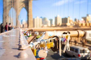 Sevgililerinin asma kilitleri, aşklarının kanıtı olarak Brooklyn Köprüsü 'ne bağlıydı..
