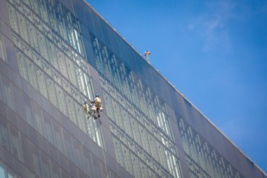 Gökdelen temizleyicisi olarak çalışan bir adam.