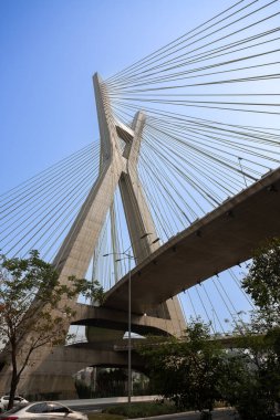 Ponte Estaiada-The Octavio Frias de Oliveira Köprüsü Brezilya 'nın Sao Paulo şehrinde Mayıs 2008' de açılan bir köprü..