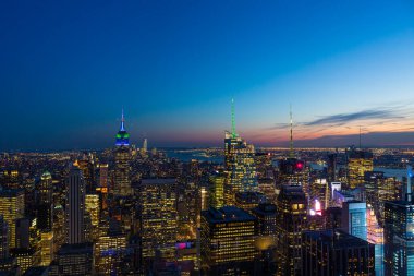 Günbatımında New York City, Manhattan 'ın hava manzarası.
