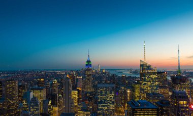 Günbatımında New York City, Manhattan 'ın hava manzarası.