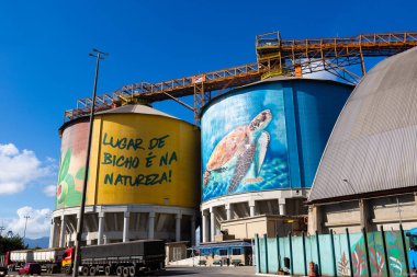 Santos, Brezilya. 12 Nisan 2025. Santos Limanı 39 numaralı terminaldeki tahıl ambarında Diego Nobre tarafından Atlantik Ormanı 'nda Tukan kuşlarının resmedildiği yer. -
