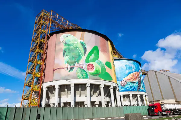 Santos, Brezilya. 12 Nisan 2025. Santos Limanı 39 numaralı terminaldeki tahıl ambarında Diego Nobre tarafından Atlantik Ormanı 'nda Tukan kuşlarının resmedildiği yer. -
