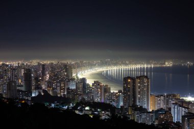 Santos şehrinin gece hava manzarası
