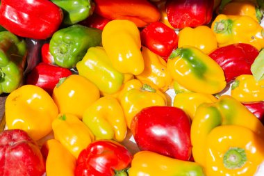 Çeşitli renklerdeki biberlerin arkaplanı.