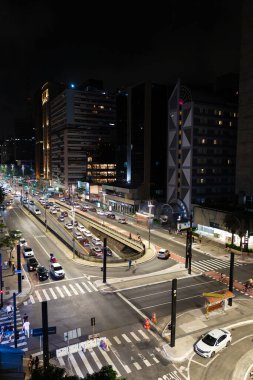 Sao Paulo, Brezilya 'daki Paulista Bulvarı' nın gece yarısı manzarası.