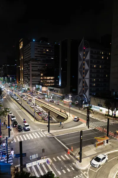 Sao Paulo, Brezilya 'daki Paulista Bulvarı' nın gece yarısı manzarası.