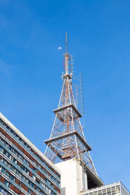 TV ve cep telefonu sinyal yineleyici anten Av Paulista, Sao Paulo, Brezilya 'daki bir binanın tepesine yapılmış..