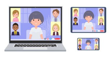 Tişörtlü pelte saçlı bir kadın çevrimiçi toplantı yapıyor. Bir dizüstü bilgisayar, tablet ve akıllı telefon seti. Yönlendirmesi çok kolay..