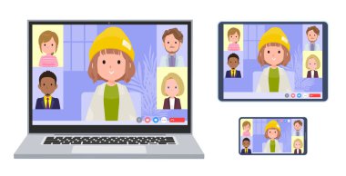 Bir grup sıradan moda kadını online toplantı yapıyor. Bir dizüstü bilgisayar, tablet ve akıllı telefon seti. Yönlendirmesi çok kolay..