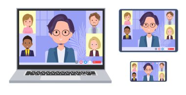 Bir grup iş adamı çevrimiçi toplantı yapıyor. Bir dizüstü bilgisayar, tablet ve akıllı telefon seti. Yönlendirmesi çok kolay..