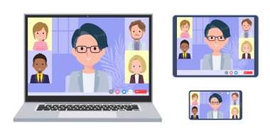 Bir grup mühendis çevrimiçi toplantı yapıyor. Bir dizüstü bilgisayar, tablet ve akıllı telefon seti. Yönlendirmesi çok kolay..