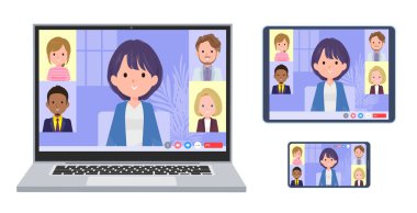 Çevrimiçi toplantı yapan bir grup halkla ilişkiler kadını. Bir dizüstü bilgisayar, tablet ve akıllı telefon seti. Yönlendirmesi çok kolay..