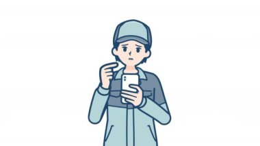 Genç adam akıllı telefon kullanarak yüz maskesi takıyor.