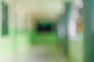 Koridorun solunda sütunlar olan soyut bir arkaplan. Kapalı alan arkaplanı bulanıklaştı