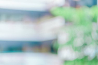 Yakınında beyaz bir bina bulunan bazı bitkilerin odaksız arkaplanı. Bulanık yapı alanı arkaplanı