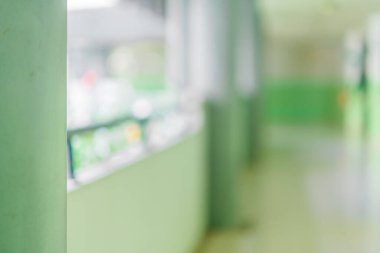 Koridorun solunda sütunlar olan soyut bir arkaplan. Kapalı alan arkaplanı bulanıklaştı