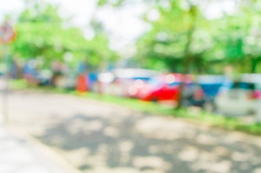 Ağaçlarla çevrili bir otoparkın soyutlanmış arka planı. Bulanık park alanı arkaplanı