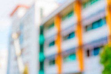 Gökyüzünün altındaki yüksek bir binanın odaksız arkaplanı. Bulanık şehir alanı arkaplanı